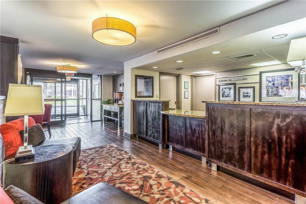 Clarion Pointe Research Park Hotel 3*